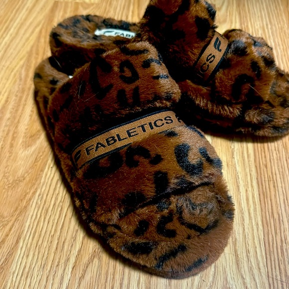 Fabletics fuzzy slipper Never worn - Picture 1 of 3